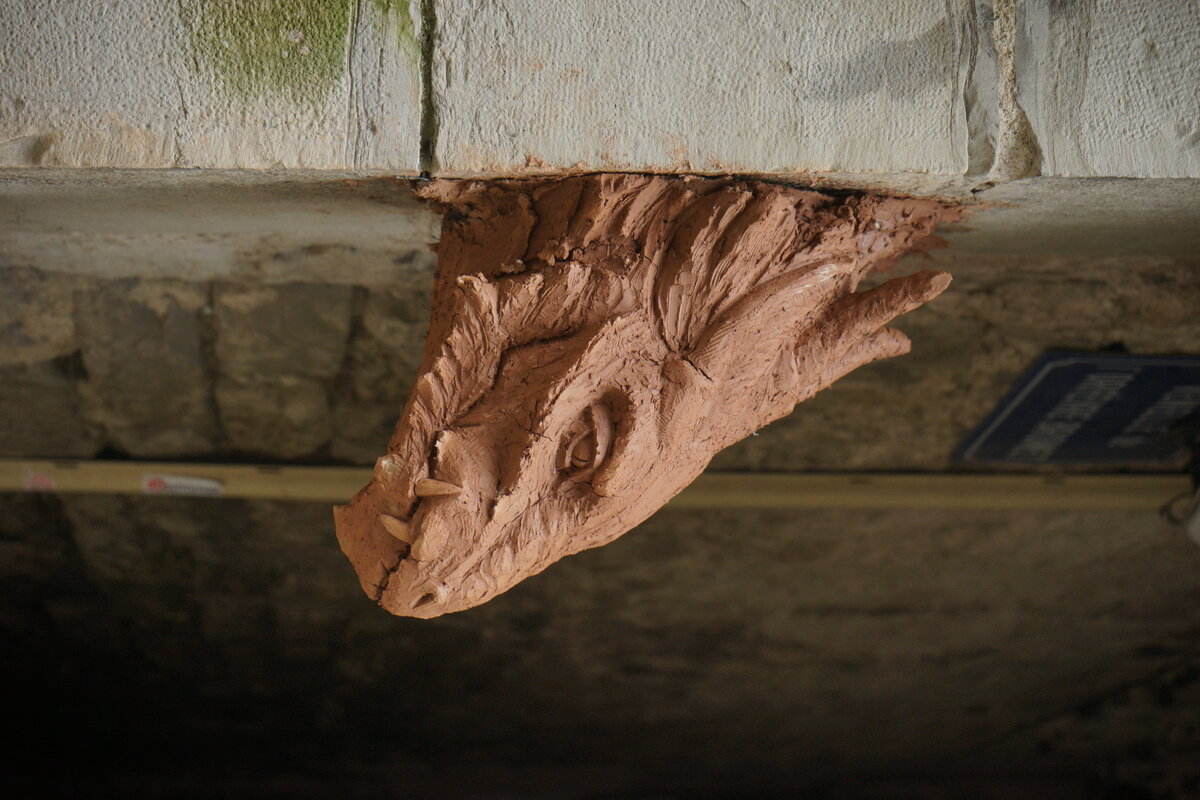 Semiostalgia P0018 — Sculpture fraîche, en terre crue, filasse végétale, grillage à poule, Saint-Antonin-Noble-Val