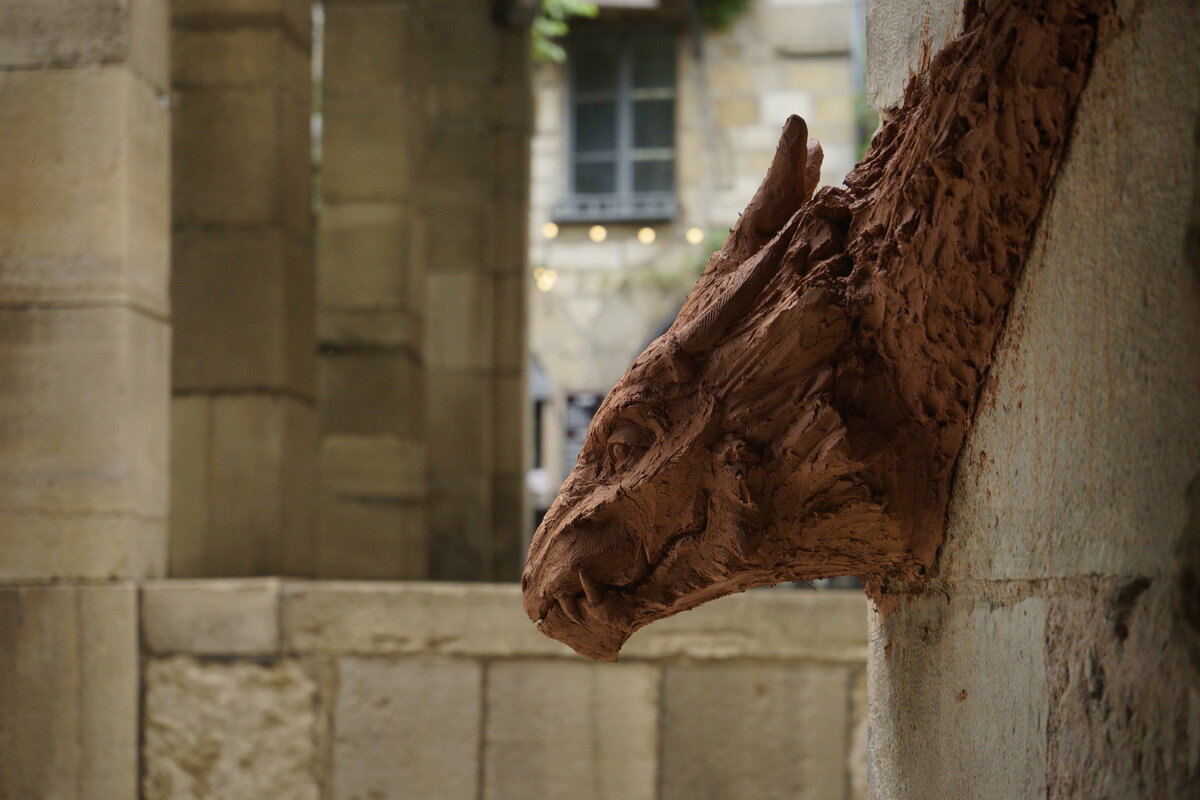 Semiostalgia P0018 — Sculpture fraîche, en terre crue, filasse végétale, grillage à poule, Saint-Antonin-Noble-Val