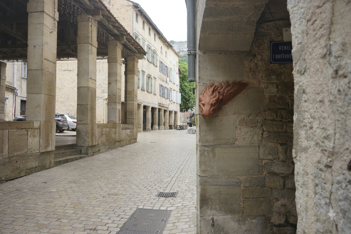 Semiostalgia P0018 — Sculpture fraîche, en terre crue, filasse végétale, grillage à poule, Saint-Antonin-Noble-Val