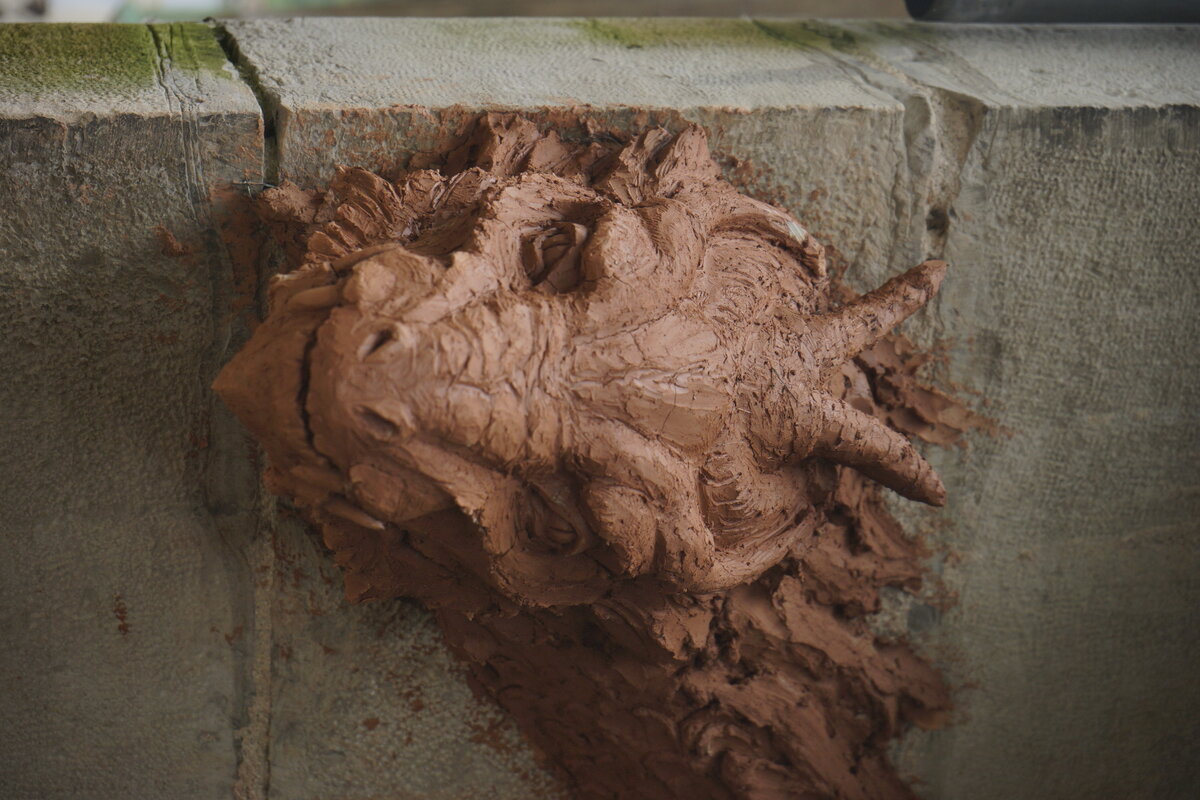 Semiostalgia P0018 — Sculpture fraîche, en terre crue, filasse végétale, grillage à poule, Saint-Antonin-Noble-Val