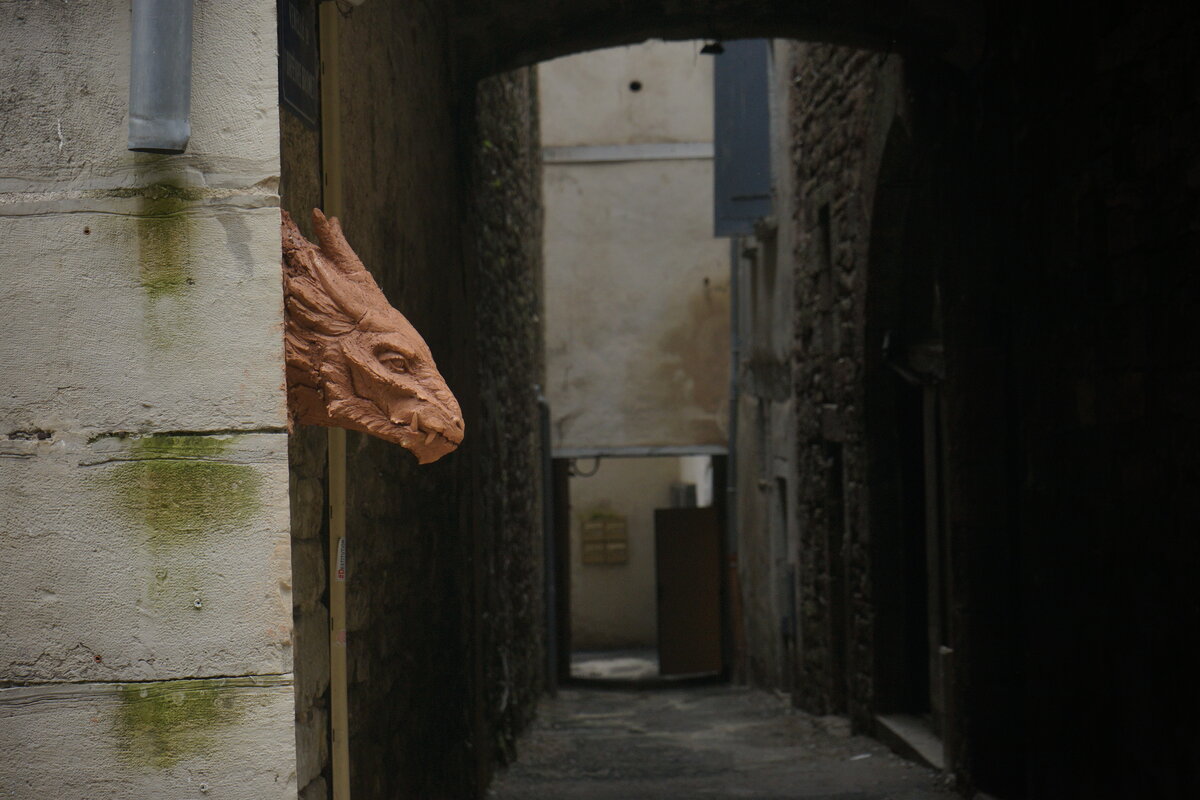 Semiostalgia P0018 — Sculpture fraîche, en terre crue, filasse végétale, grillage à poule, Saint-Antonin-Noble-Val