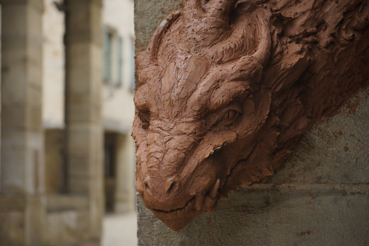 Semiostalgia P0018 — Sculpture fraîche, en terre crue, filasse végétale, grillage à poule, Saint-Antonin-Noble-Val