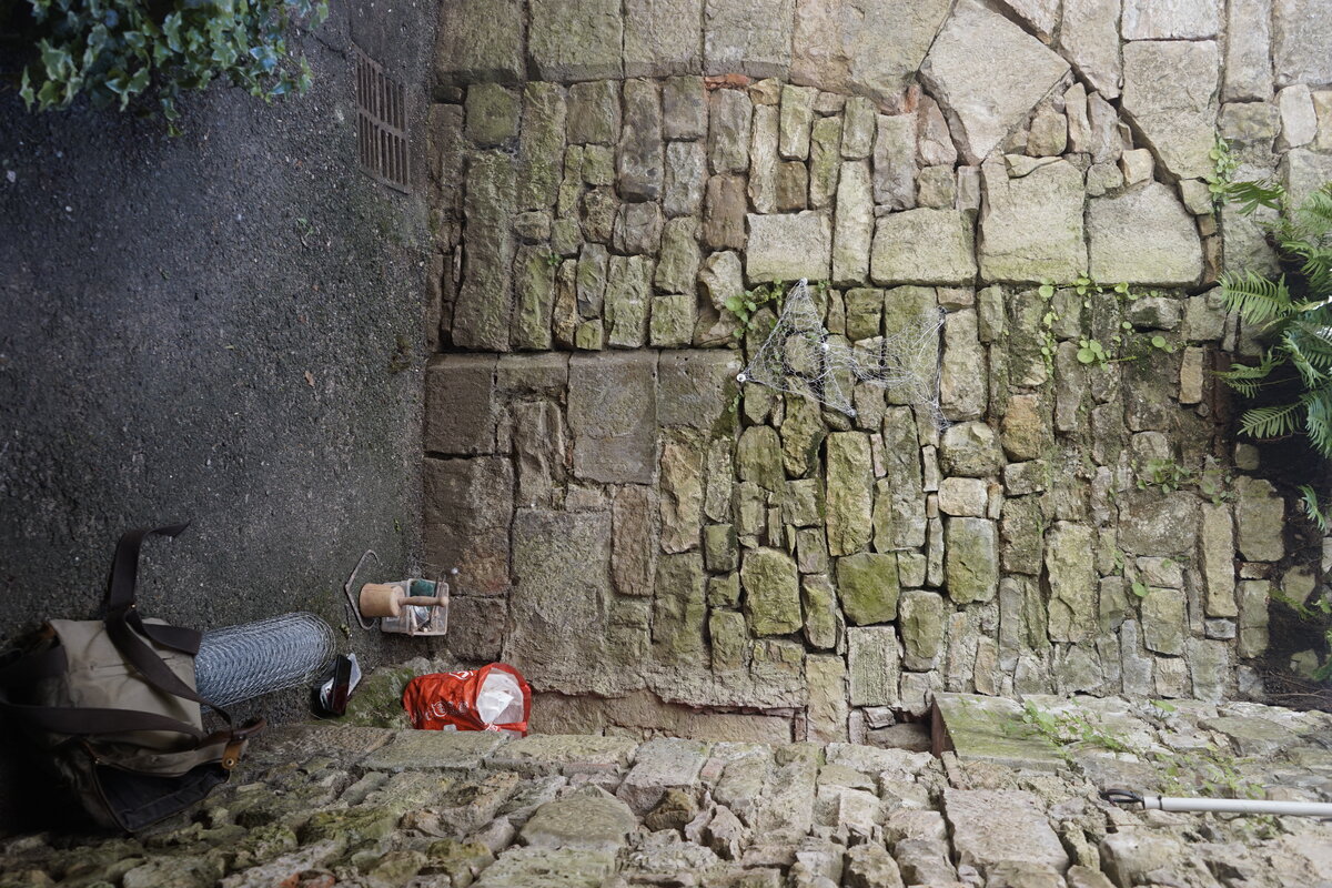 Semiostalgia P0019 — Sculpture fraîche, en terre crue, filasse végétale, grillage à poule, Saint-Antonin-Noble-Val