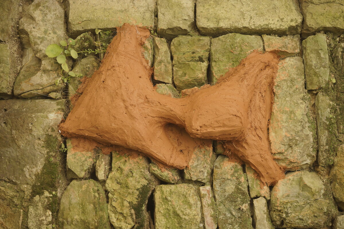 Semiostalgia P0019 — Sculpture fraîche, en terre crue, filasse végétale, grillage à poule, Saint-Antonin-Noble-Val