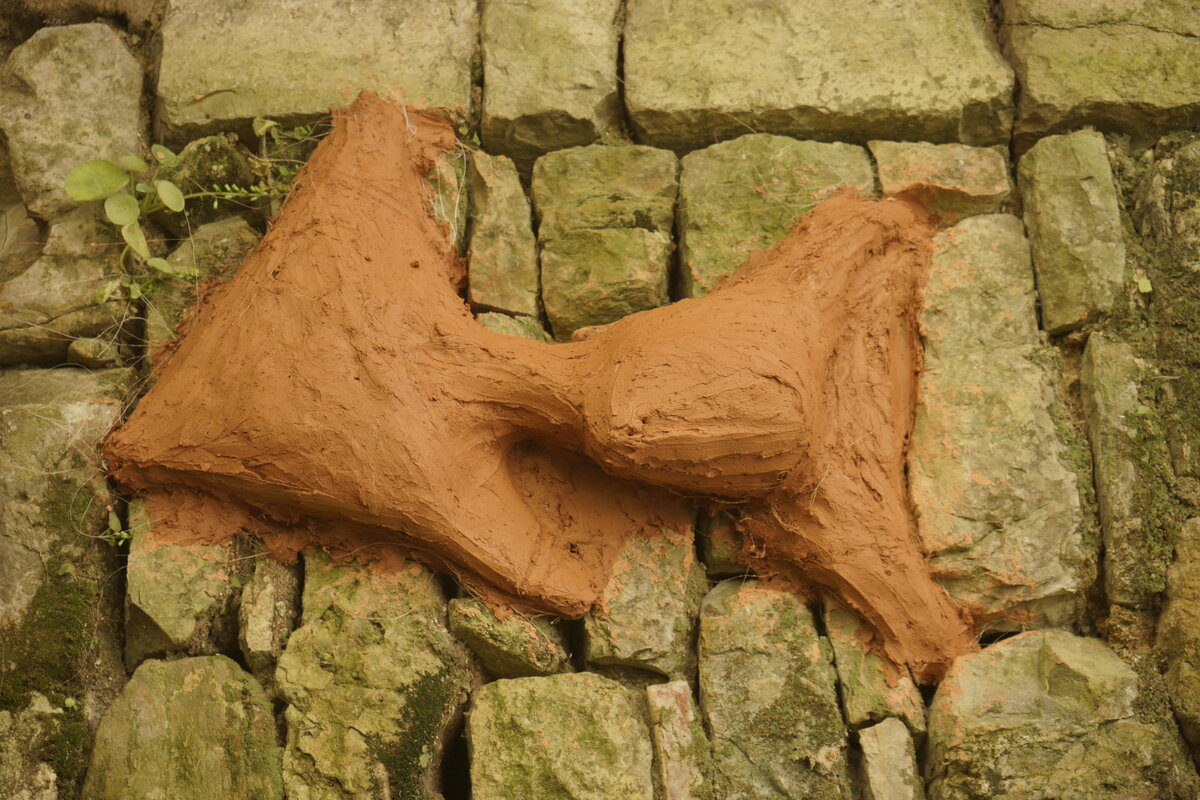 Semiostalgia P0019 — Sculpture fraîche, en terre crue, filasse végétale, grillage à poule, Saint-Antonin-Noble-Val