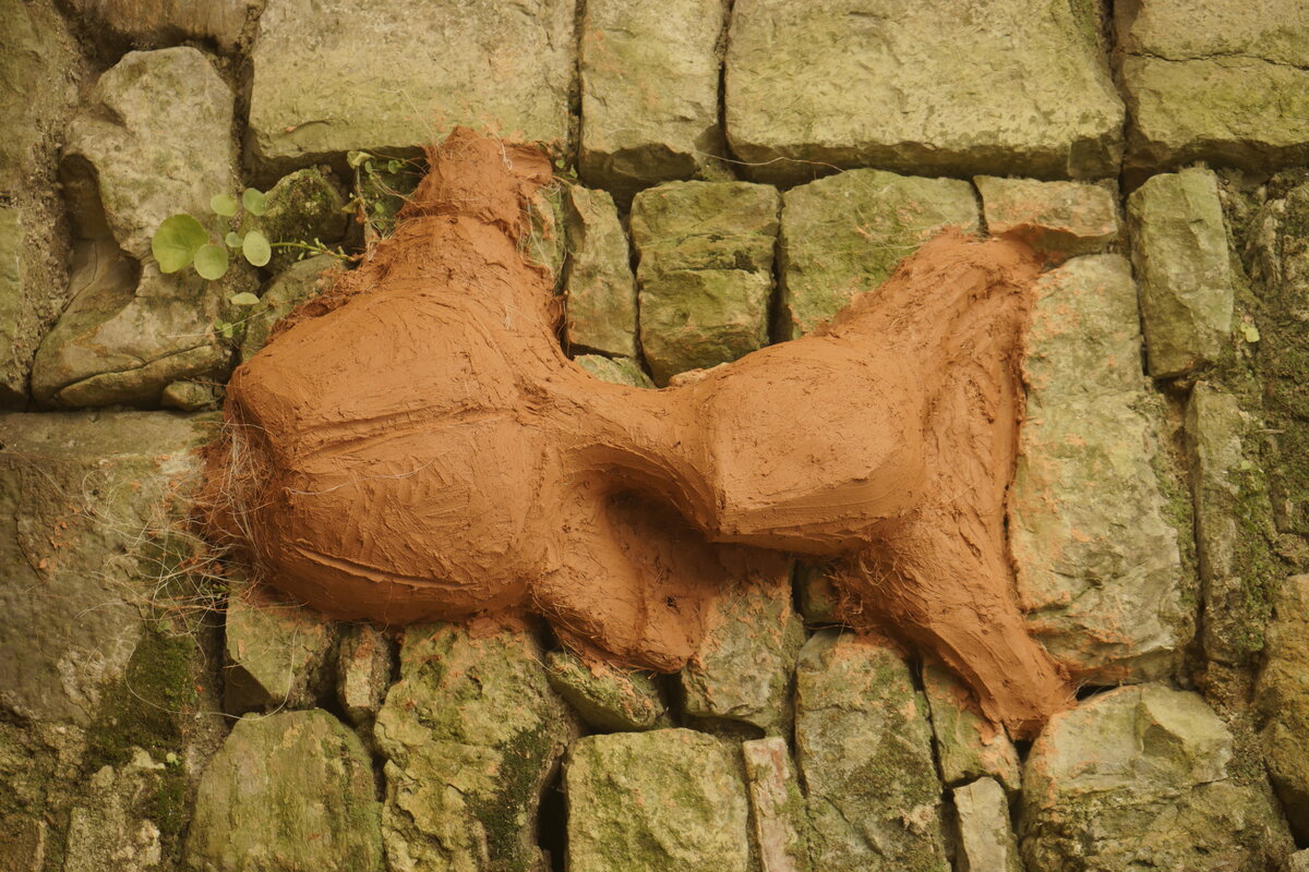 Semiostalgia P0019 — Sculpture fraîche, en terre crue, filasse végétale, grillage à poule, Saint-Antonin-Noble-Val