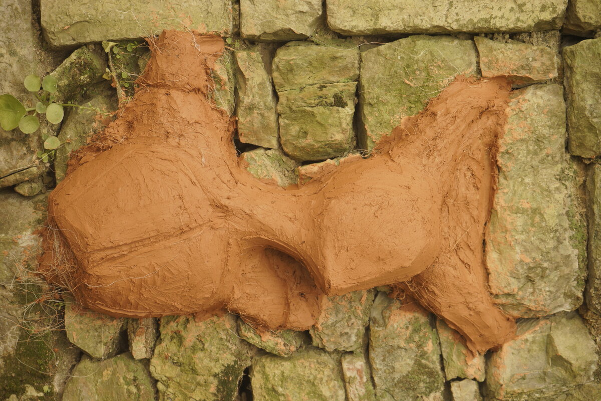 Semiostalgia P0019 — Sculpture fraîche, en terre crue, filasse végétale, grillage à poule, Saint-Antonin-Noble-Val