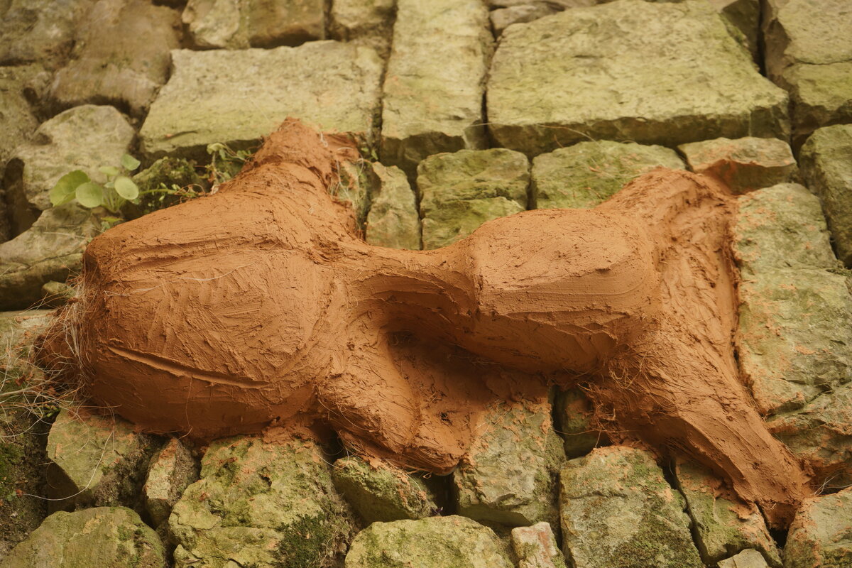 Semiostalgia P0019 — Sculpture fraîche, en terre crue, filasse végétale, grillage à poule, Saint-Antonin-Noble-Val
