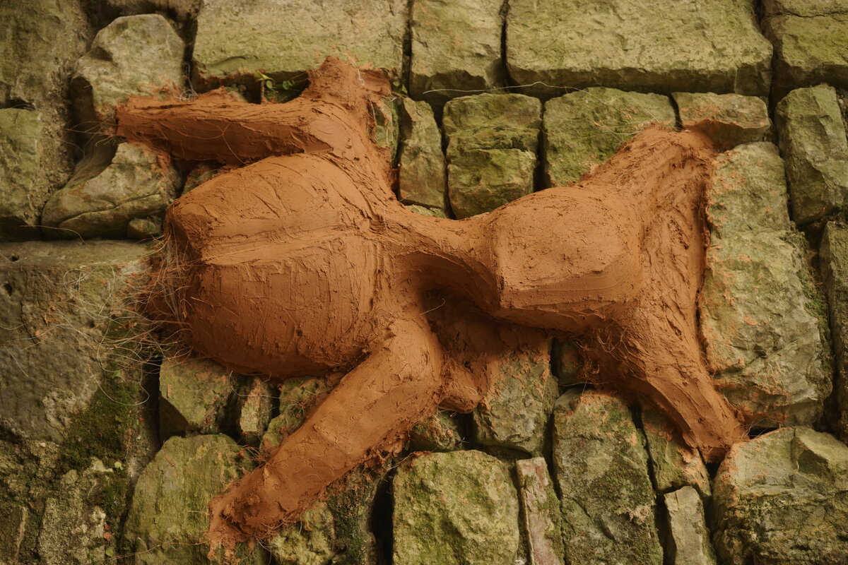 Semiostalgia P0019 — Sculpture fraîche, en terre crue, filasse végétale, grillage à poule, Saint-Antonin-Noble-Val