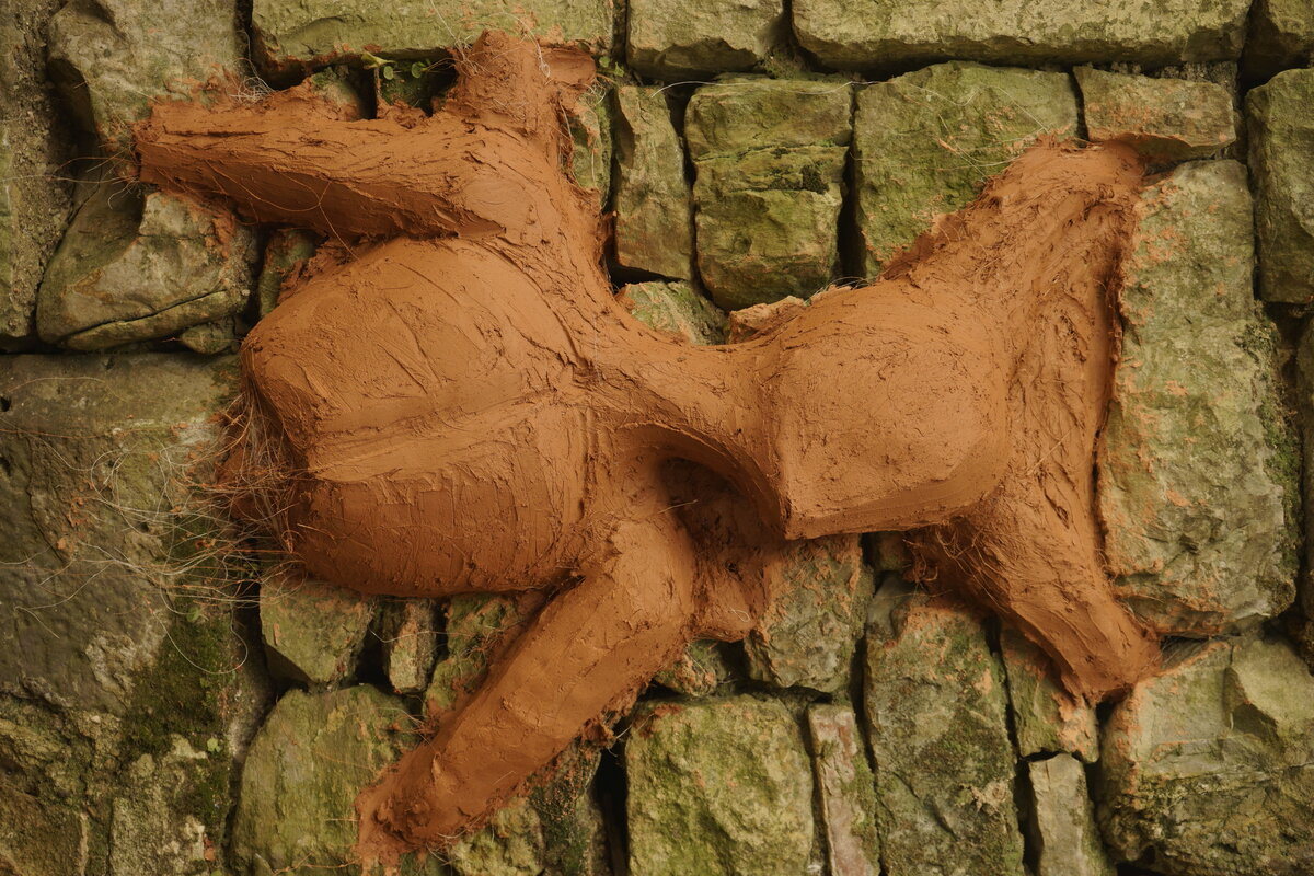 Semiostalgia P0019 — Sculpture fraîche, en terre crue, filasse végétale, grillage à poule, Saint-Antonin-Noble-Val