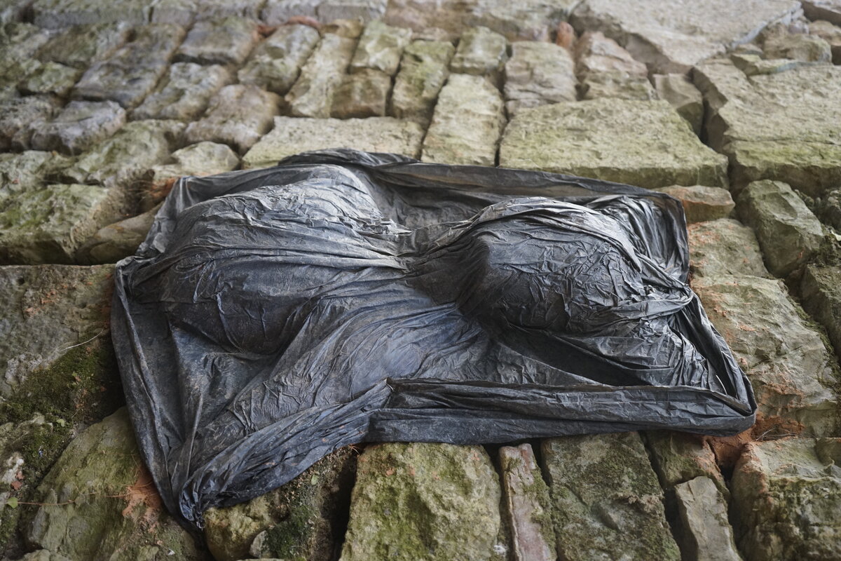 Semiostalgia P0019 — Sculpture fraîche, en terre crue, filasse végétale, grillage à poule, Saint-Antonin-Noble-Val