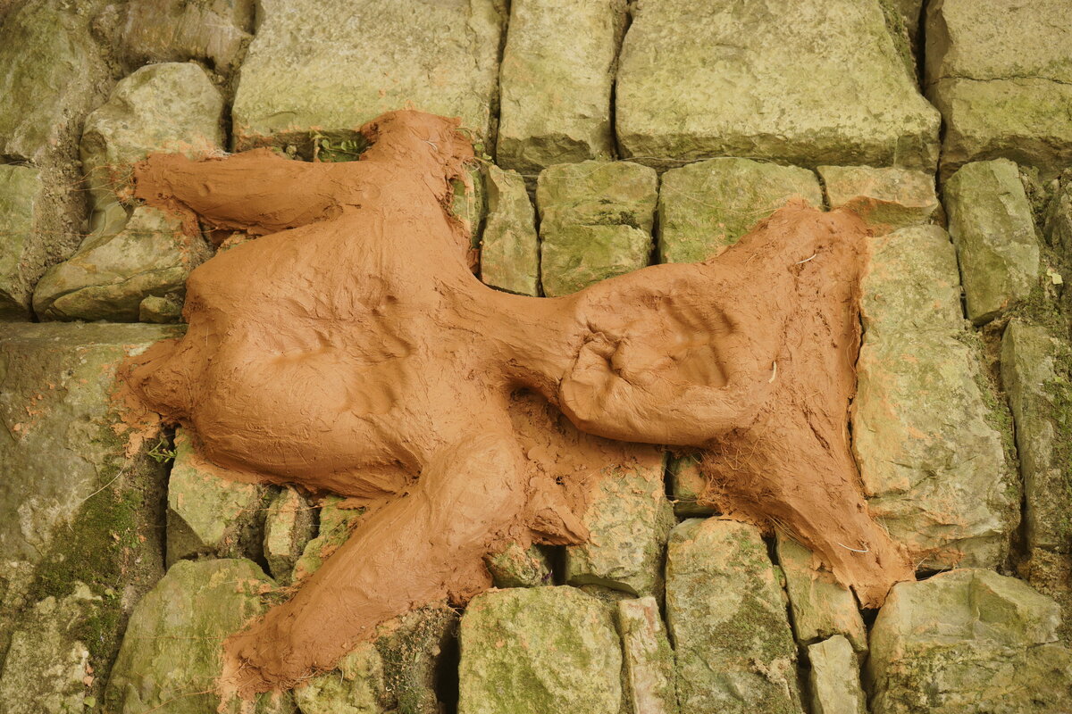 Semiostalgia P0019 — Sculpture fraîche, en terre crue, filasse végétale, grillage à poule, Saint-Antonin-Noble-Val