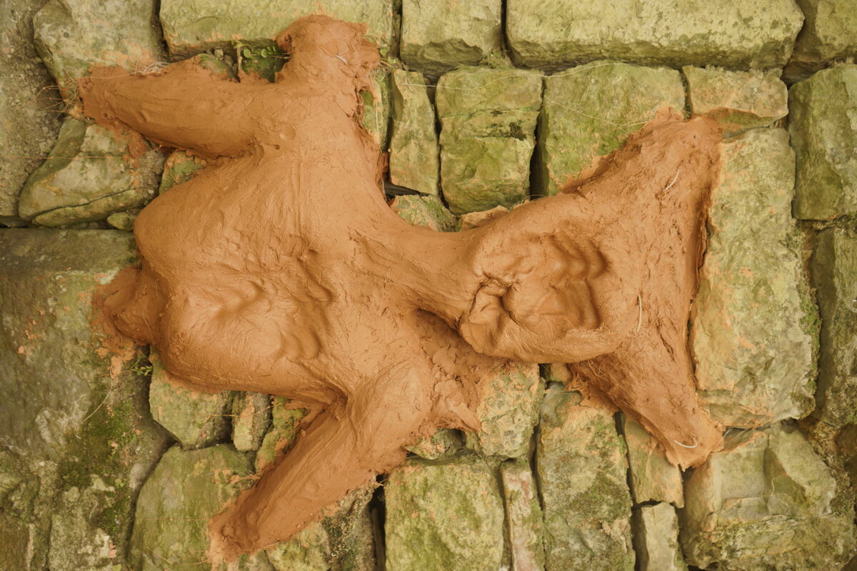 Semiostalgia P0019 — Sculpture fraîche, en terre crue, filasse végétale, grillage à poule, Saint-Antonin-Noble-Val