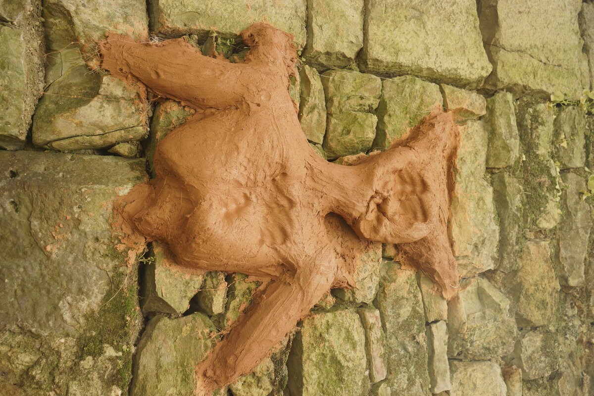 Semiostalgia P0019 — Sculpture fraîche, en terre crue, filasse végétale, grillage à poule, Saint-Antonin-Noble-Val