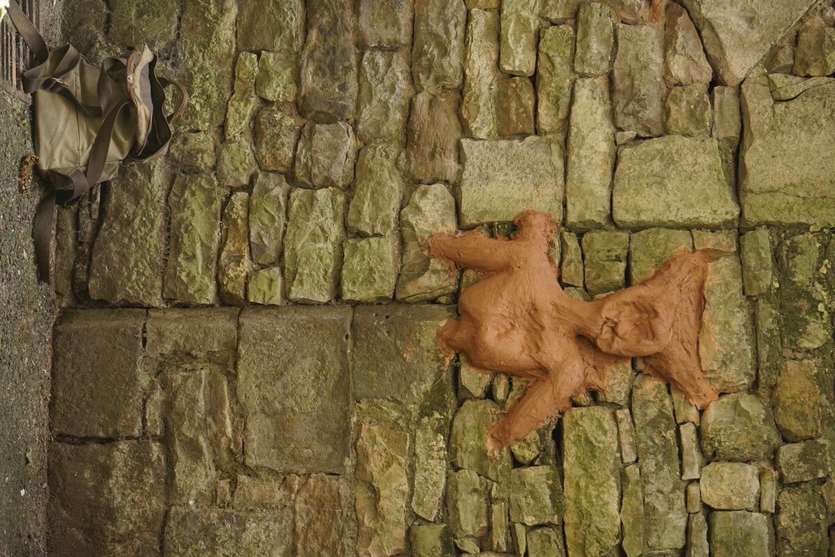 Semiostalgia P0019 — Sculpture fraîche, en terre crue, filasse végétale, grillage à poule, Saint-Antonin-Noble-Val