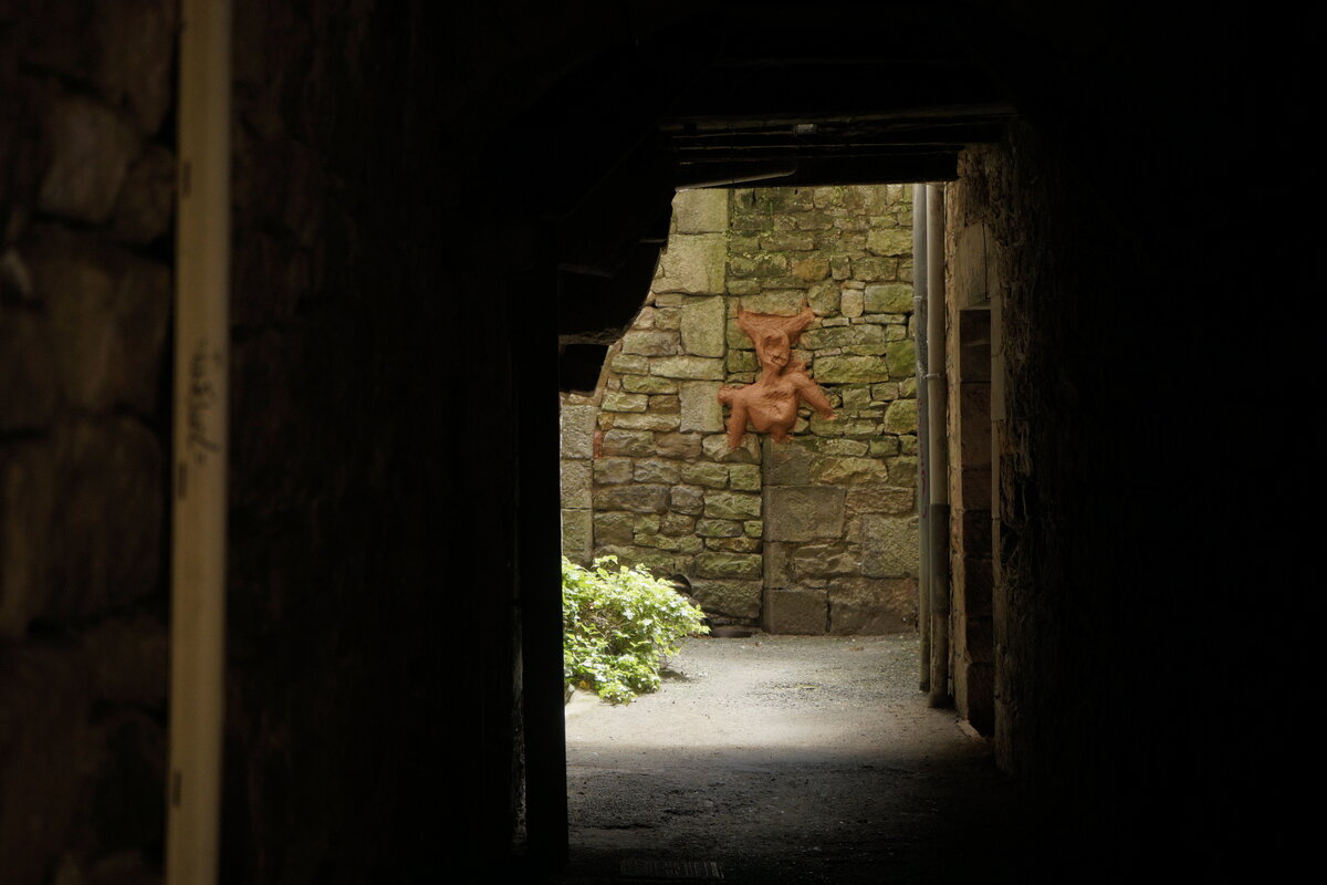 Semiostalgia P0019 — Sculpture fraîche, en terre crue, filasse végétale, grillage à poule, Saint-Antonin-Noble-Val