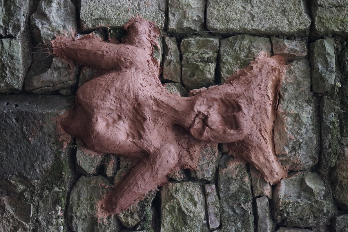 Semiostalgia P0019 — Sculpture sèche, en terre crue, filasse végétale, grillage à poule, Saint-Antonin-Noble-Val