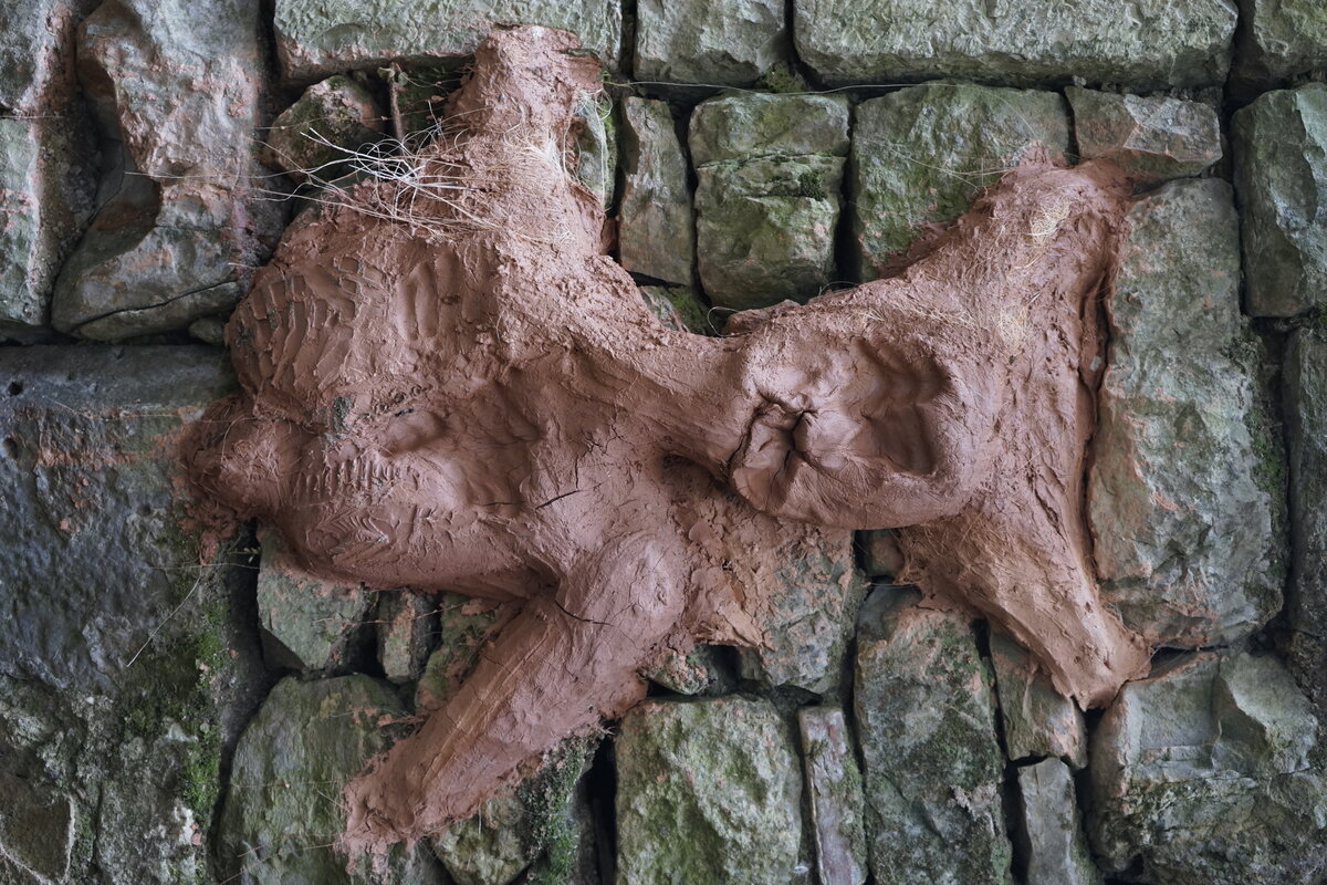 Semiostalgia P0019 — Sculpture sèche, en terre crue, filasse végétale, grillage à poule, Saint-Antonin-Noble-Val