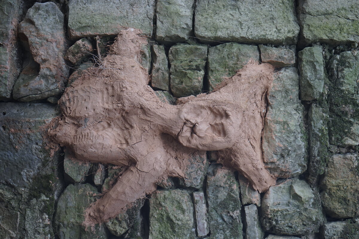 Semiostalgia P0019 — Sculpture sèche, en terre crue, filasse végétale, grillage à poule, Saint-Antonin-Noble-Val