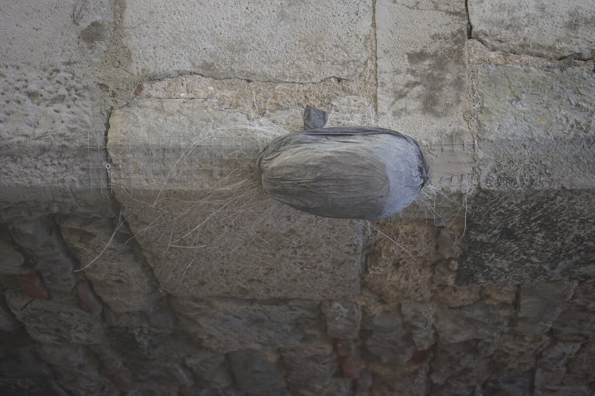 Semiostalgia P0020 — Sculpture éphémère, en terre crue, filasse végétale, Saint-Antonin-Noble-Val