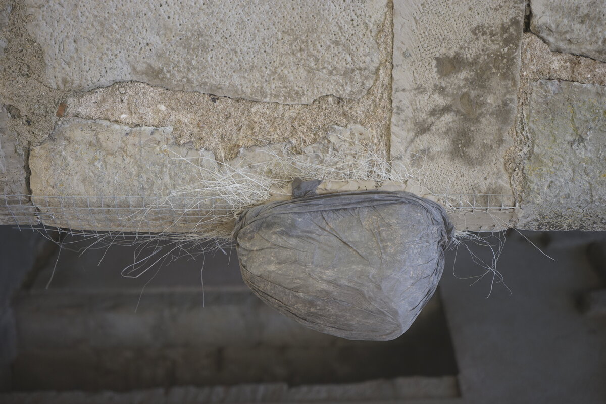 Semiostalgia P0020 — Sculpture éphémère, en terre crue, filasse végétale, Saint-Antonin-Noble-Val