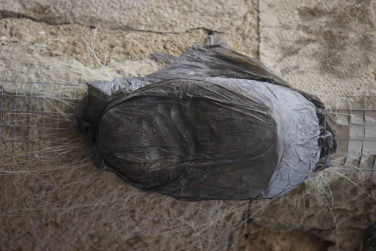 Semiostalgia P0020 — Sculpture éphémère, en terre crue, filasse végétale, Saint-Antonin-Noble-Val