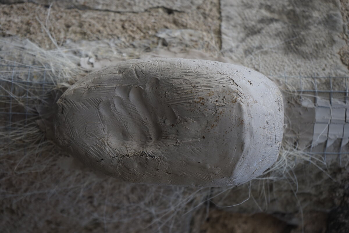 Semiostalgia P0020 — Sculpture éphémère, en terre crue, filasse végétale, Saint-Antonin-Noble-Val