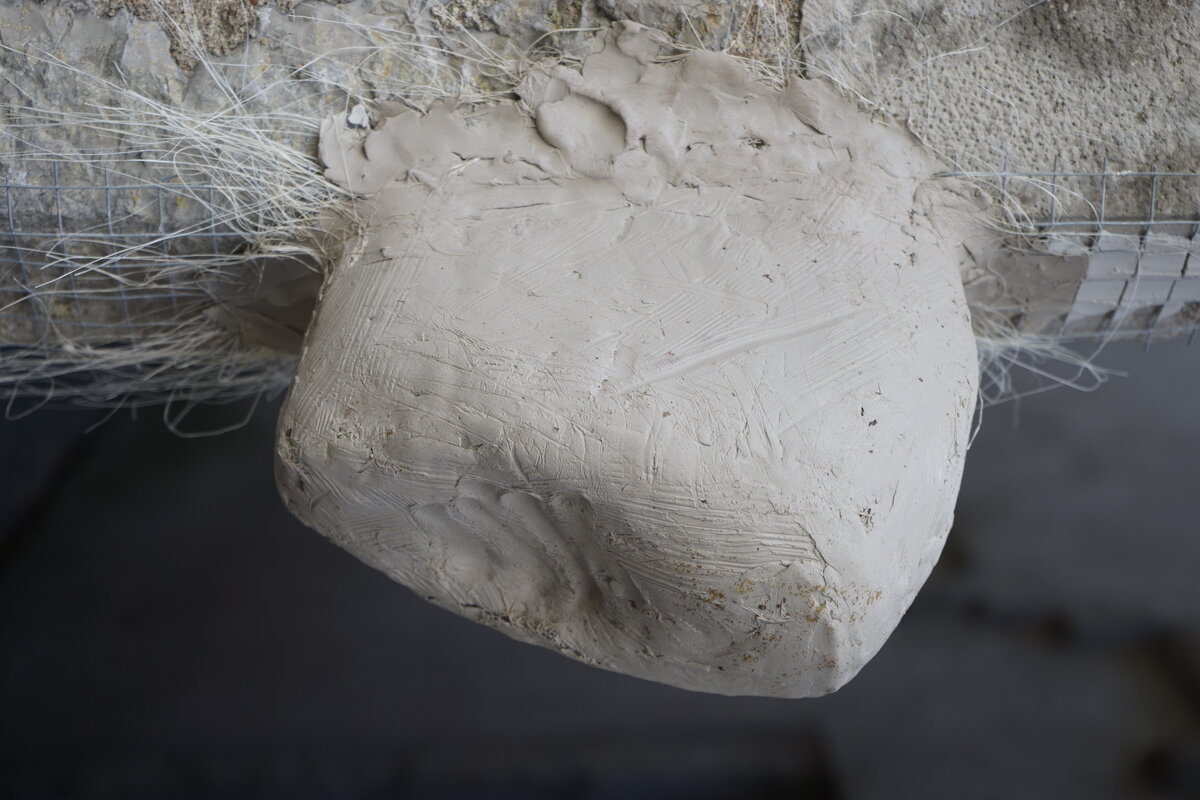 Semiostalgia P0020 — Sculpture éphémère, en terre crue, filasse végétale, Saint-Antonin-Noble-Val