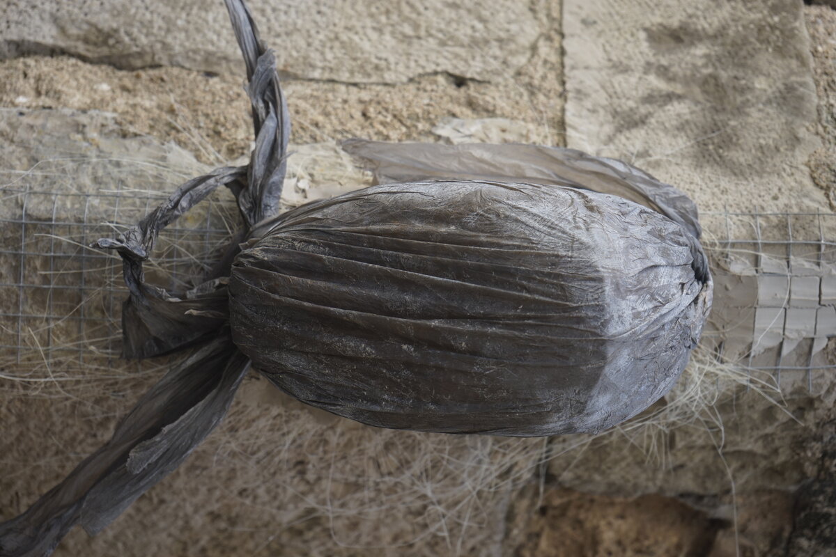 Semiostalgia P0020 — Sculpture éphémère, en terre crue, filasse végétale, Saint-Antonin-Noble-Val