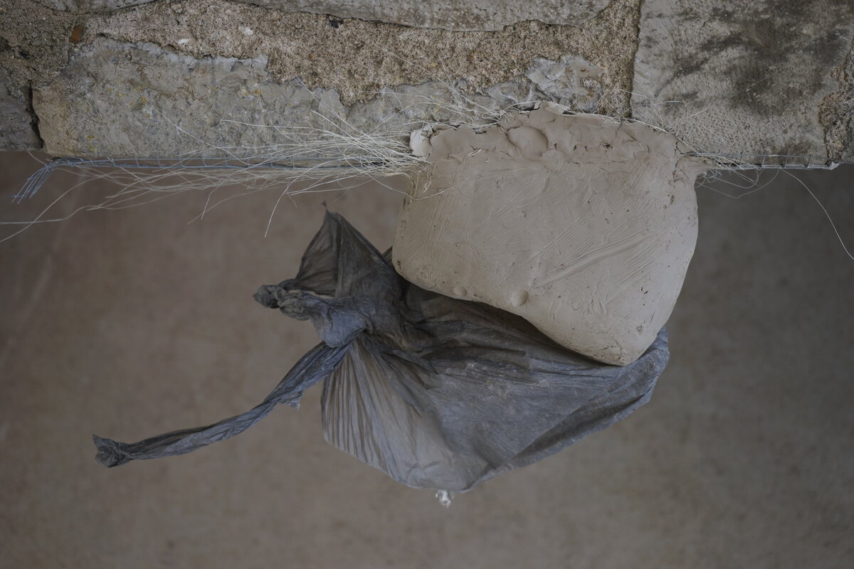 Semiostalgia P0020 — Sculpture éphémère, en terre crue, filasse végétale, Saint-Antonin-Noble-Val