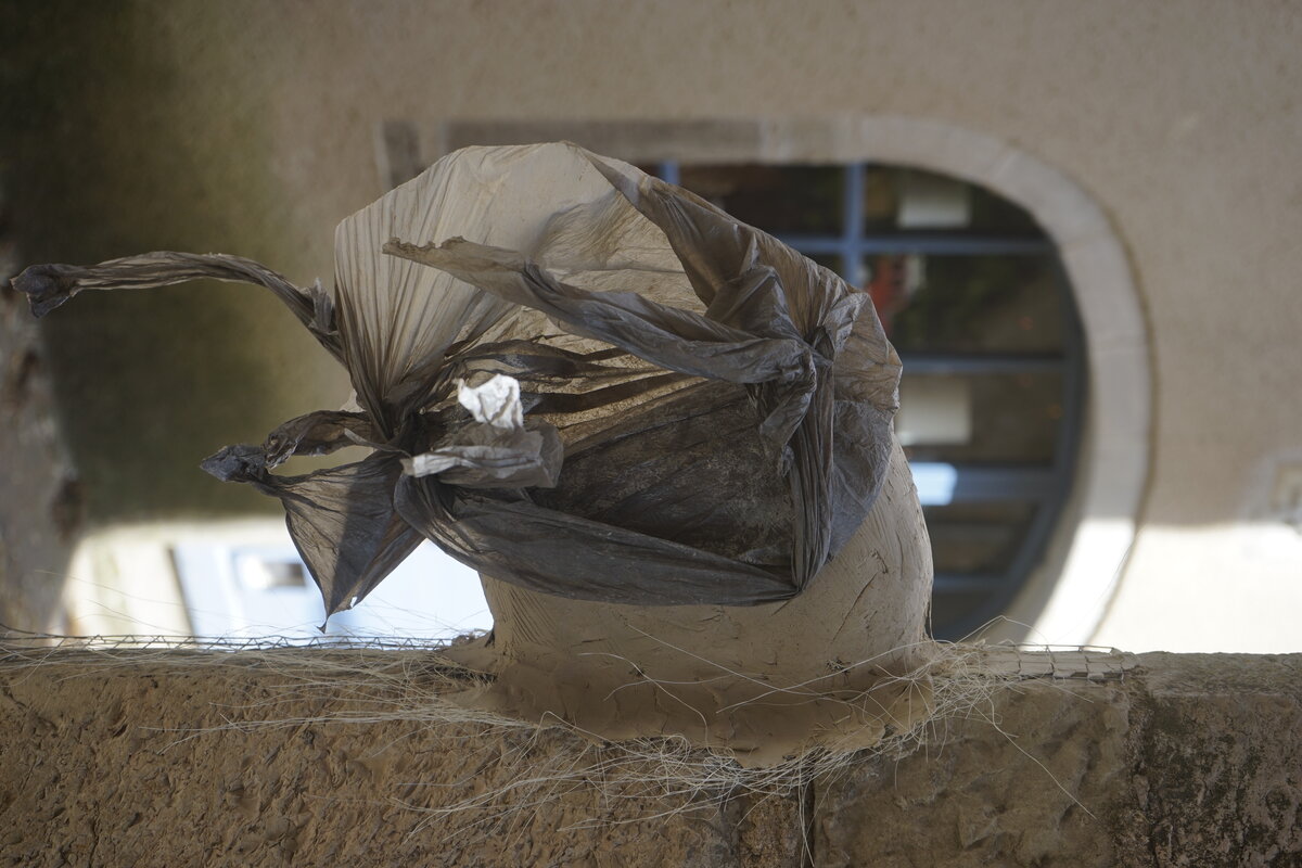 Semiostalgia P0020 — Sculpture fraîche, en terre crue, filasse végétale, Saint-Antonin-Noble-Val