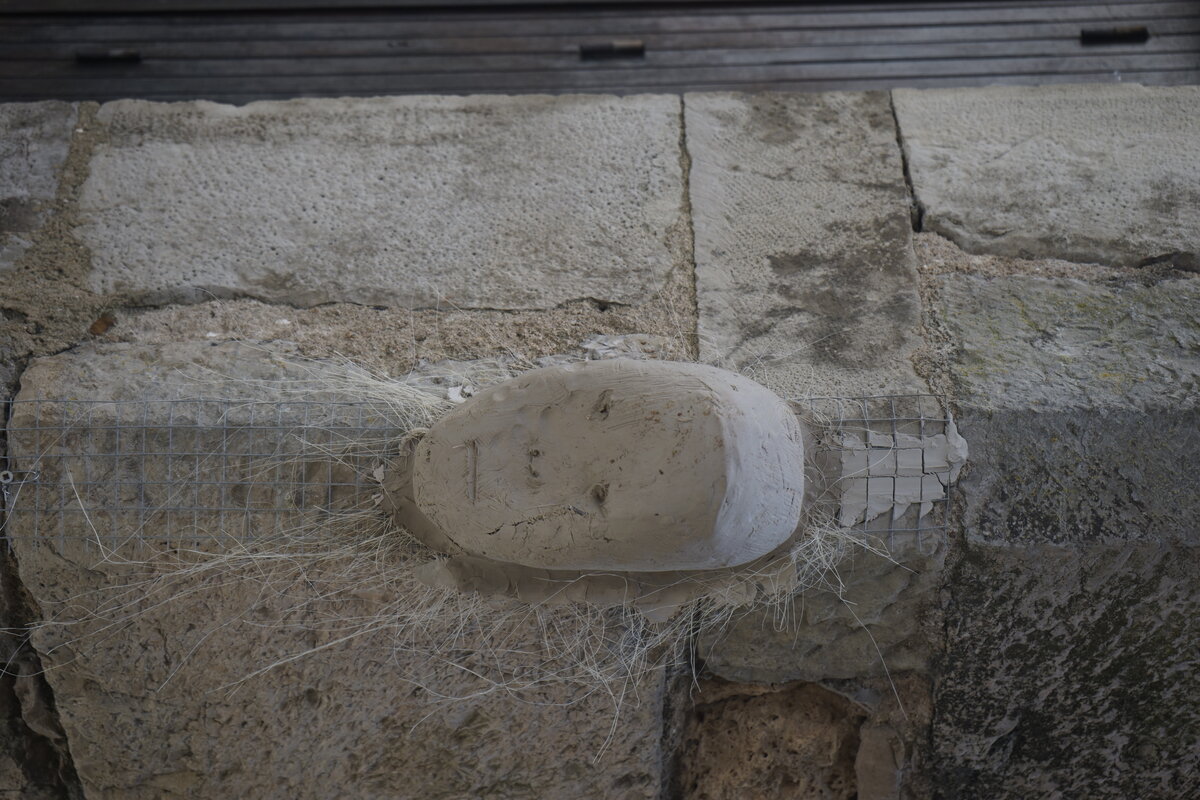 Semiostalgia P0020 — Sculpture en cours de séchage, en terre crue, filasse végétale, Saint-Antonin-Noble-Val