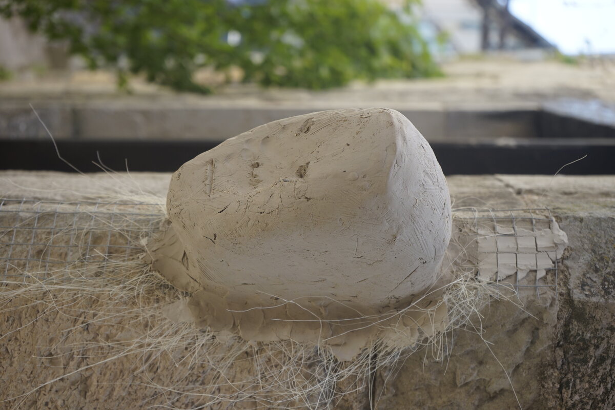 Semiostalgia P0020 — Sculpture en cours de séchage, en terre crue, filasse végétale, Saint-Antonin-Noble-Val