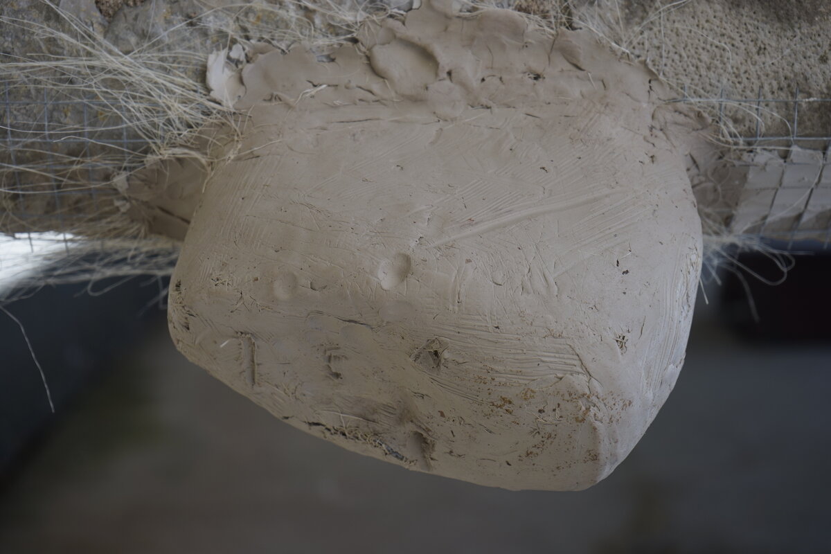 Semiostalgia P0020 — Sculpture en cours de séchage, en terre crue, filasse végétale, Saint-Antonin-Noble-Val