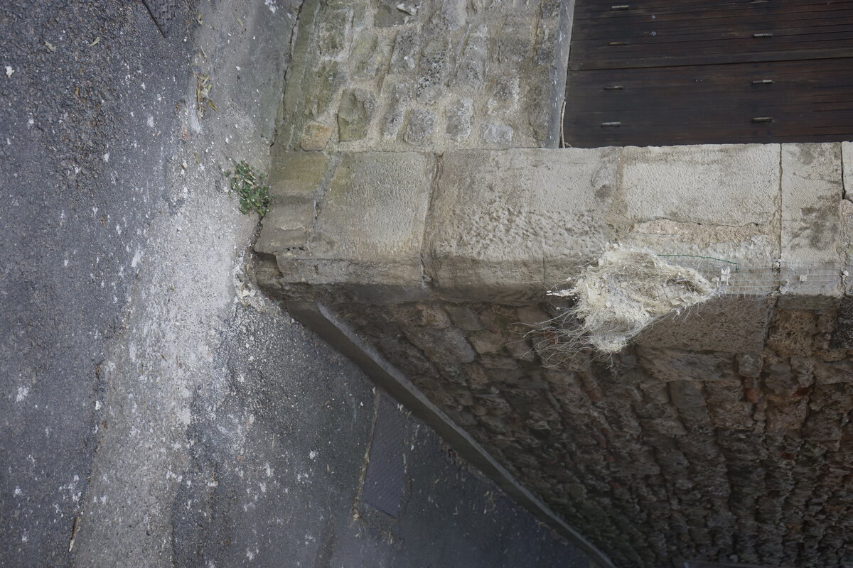 Semiostalgia P0020 — Sculpture vandalisée, en terre crue, filasse végétale, Saint-Antonin-Noble-Val