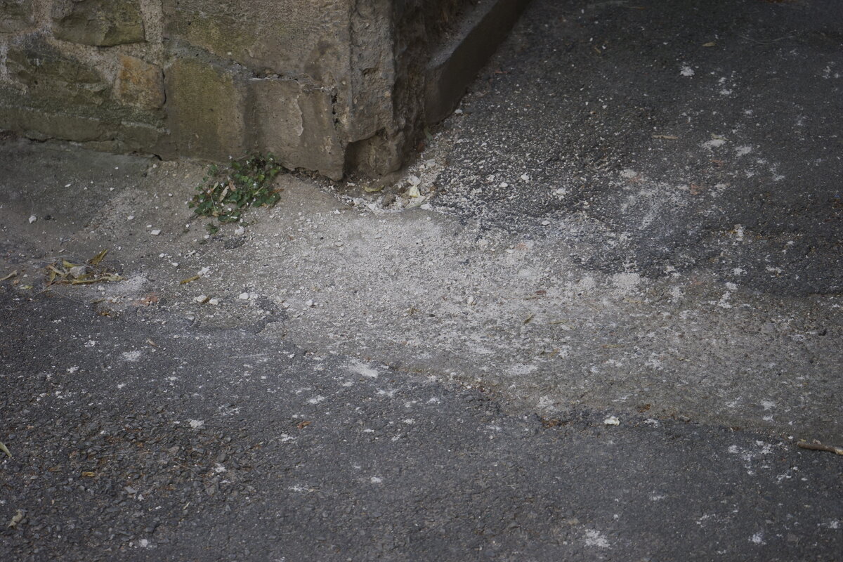 Semiostalgia P0020 — Sculpture vandalisée, en terre crue, filasse végétale, Saint-Antonin-Noble-Val
