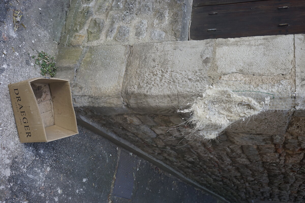 Semiostalgia P0020 — Sculpture vandalisée, en terre crue, filasse végétale, Saint-Antonin-Noble-Val