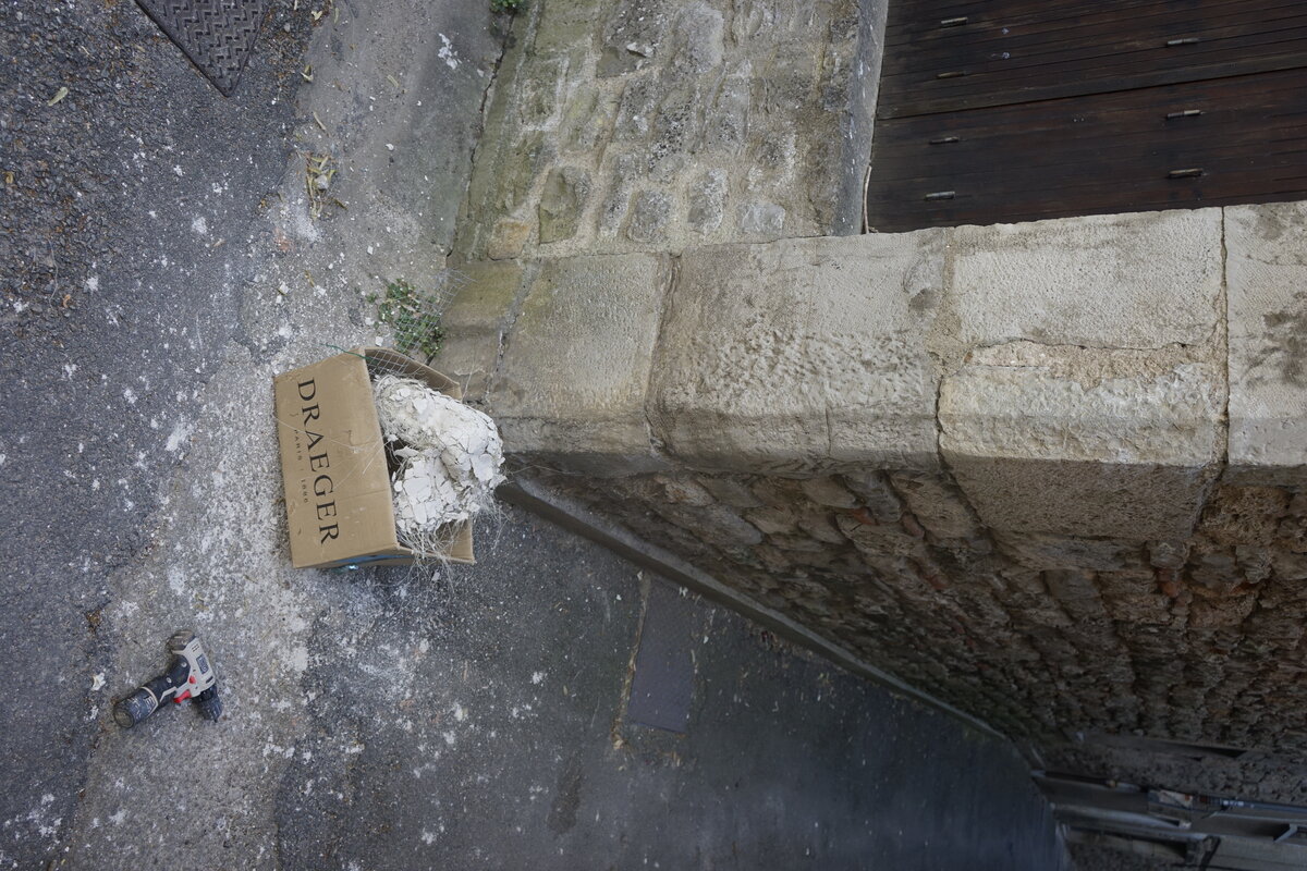 Semiostalgia P0020 — Sculpture vandalisée, en terre crue, filasse végétale, Saint-Antonin-Noble-Val