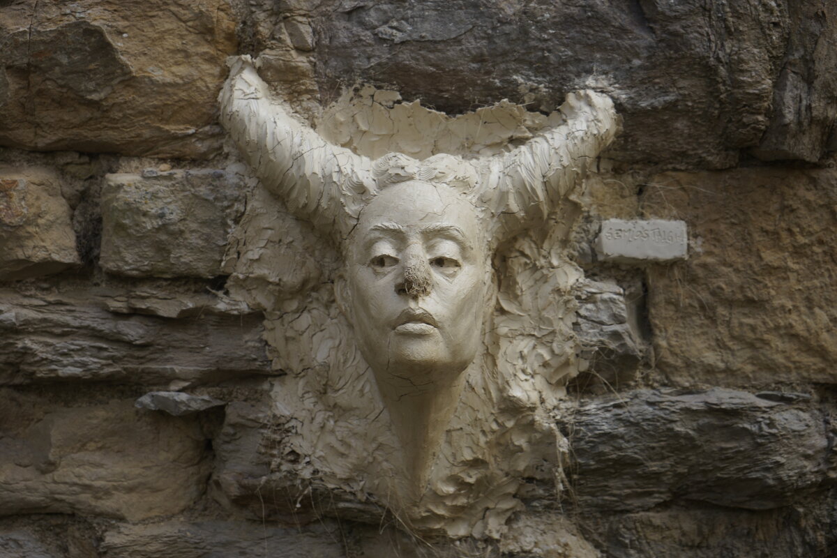 Semiostalgia T01 — Sculpture érodée, en acier noir 5mm, baguettes de soudure rutile, fonte de récupération, Saint-Antonin-Noble-Val