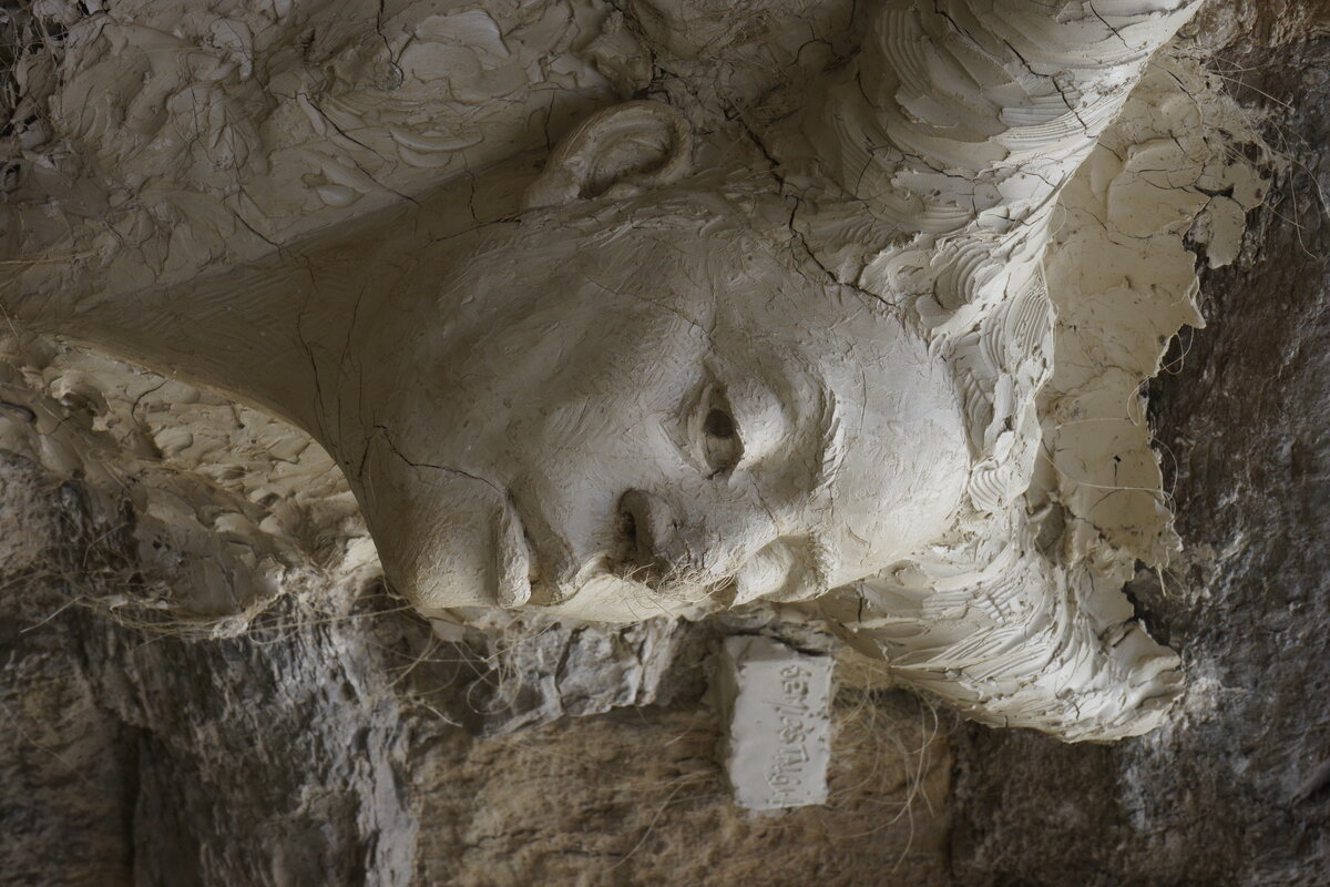 Semiostalgia T01 — Sculpture érodée, en acier noir 5mm, baguettes de soudure rutile, fonte de récupération, Saint-Antonin-Noble-Val