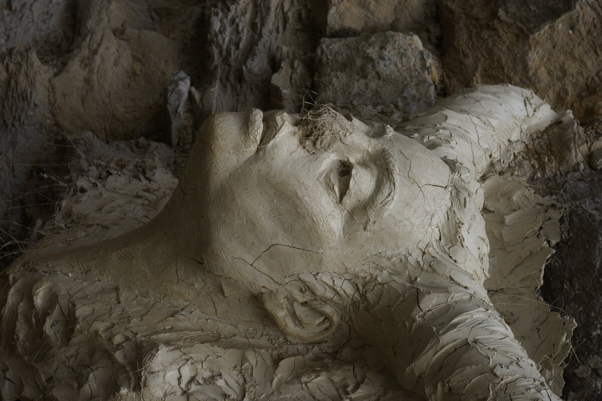 Semiostalgia T01 — Sculpture érodée, en acier noir 5mm, baguettes de soudure rutile, fonte de récupération, Saint-Antonin-Noble-Val
