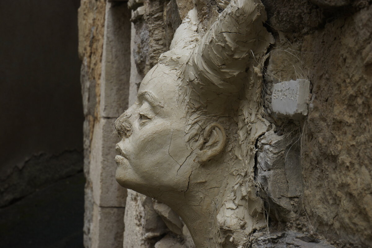 Semiostalgia T01 — Sculpture érodée, en acier noir 5mm, baguettes de soudure rutile, fonte de récupération, Saint-Antonin-Noble-Val