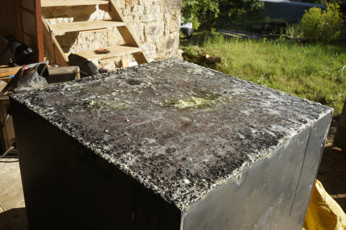 Semiostalgia T01 — Tombeau en soudure, en acier noir 5mm, baguettes de soudure rutile, fonte de récupération, Saint-Antonin-Noble-Val