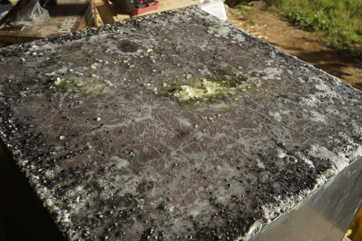 Semiostalgia T01 — Tombeau en soudure, en acier noir 5mm, baguettes de soudure rutile, fonte de récupération, Saint-Antonin-Noble-Val
