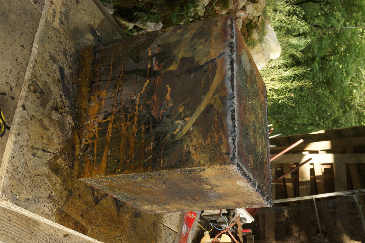 Semiostalgia T01 — Tombeau en soudure, en acier noir 5mm, baguettes de soudure rutile, fonte de récupération, Saint-Antonin-Noble-Val