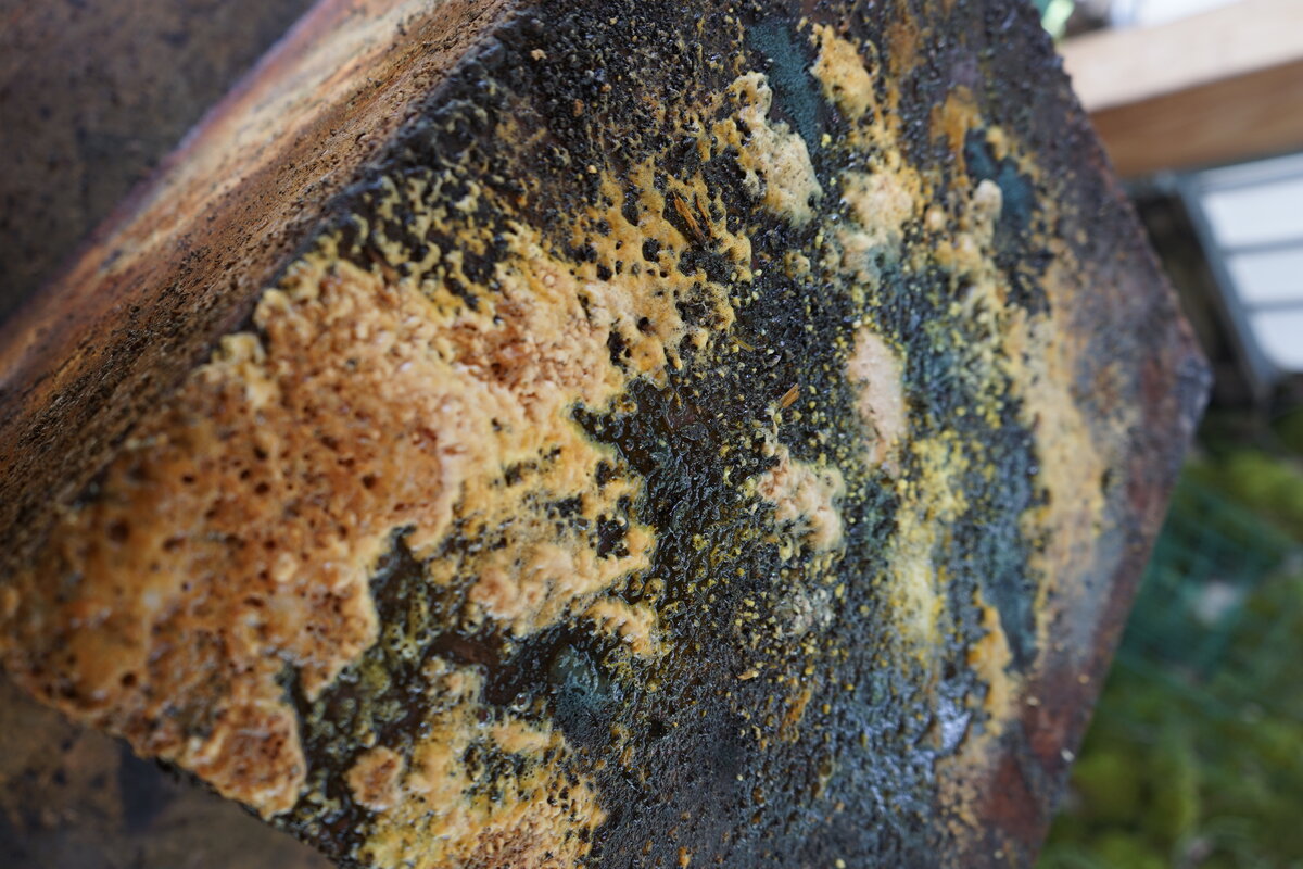 Semiostalgia T01 — Tombeau en soudure, en acier noir 5mm, baguettes de soudure rutile, fonte de récupération, Saint-Antonin-Noble-Val