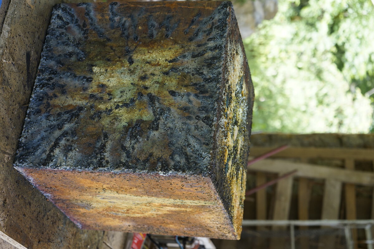 Semiostalgia T01 — Tombeau en soudure, en acier noir 5mm, baguettes de soudure rutile, fonte de récupération, Saint-Antonin-Noble-Val
