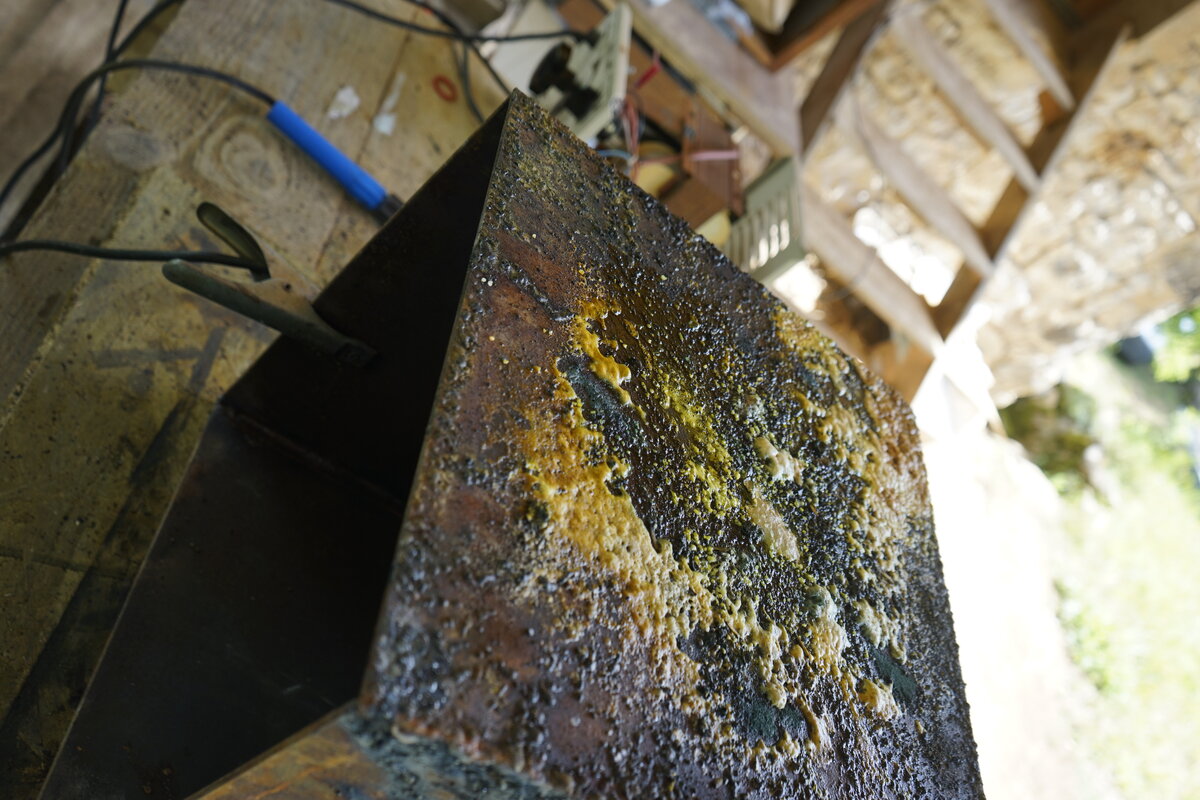 Semiostalgia T01 — Tombeau en soudure, en acier noir 5mm, baguettes de soudure rutile, fonte de récupération, Saint-Antonin-Noble-Val