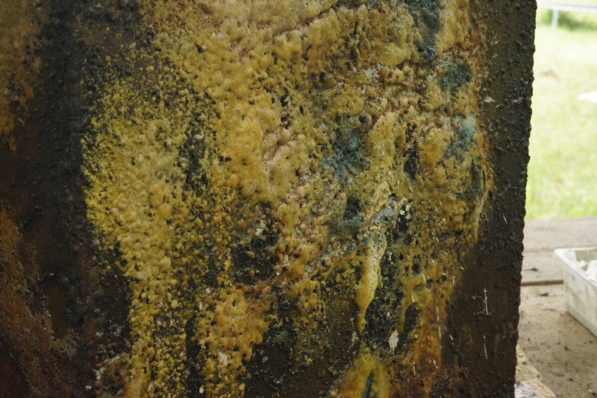 Semiostalgia T01 — Tombeau en soudure, en acier noir 5mm, baguettes de soudure rutile, fonte de récupération, Saint-Antonin-Noble-Val