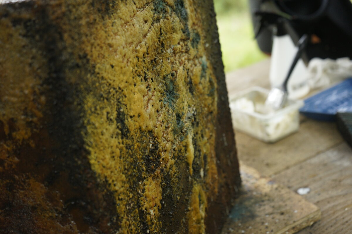 Semiostalgia T01 — Tombeau en soudure, en acier noir 5mm, baguettes de soudure rutile, fonte de récupération, Saint-Antonin-Noble-Val